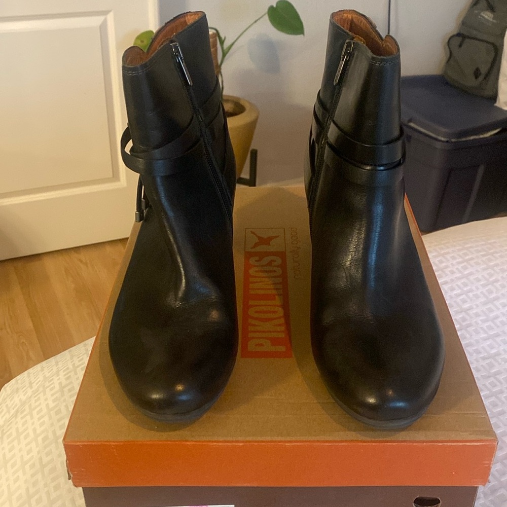 Black stacked hill boot, size 41